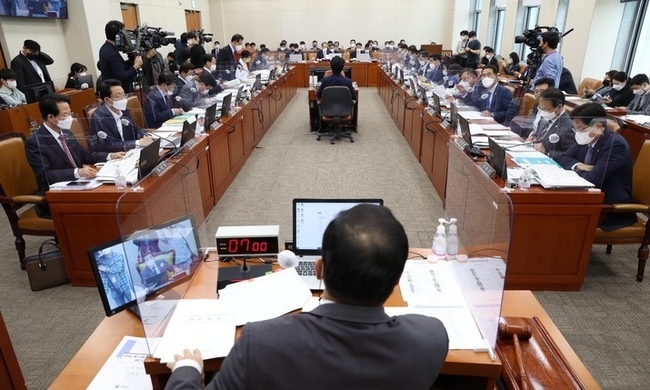 지난 4일 서울 여의도 국회에서 기획재정위원회의 기획재정부(경제·재정정책)에 대한 국정감사가 열리고 있다. (사진=뉴시스 제공)