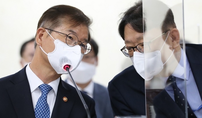 이정식 고용노동부 장관이 5일 오전 세종시 정부세종청사에서 열린 국회 환경노동위원회의 고용노동부 등에 대한 국정감사에서 권기섭 차관과 대화하고 있다.(사진=뉴시스 제공)