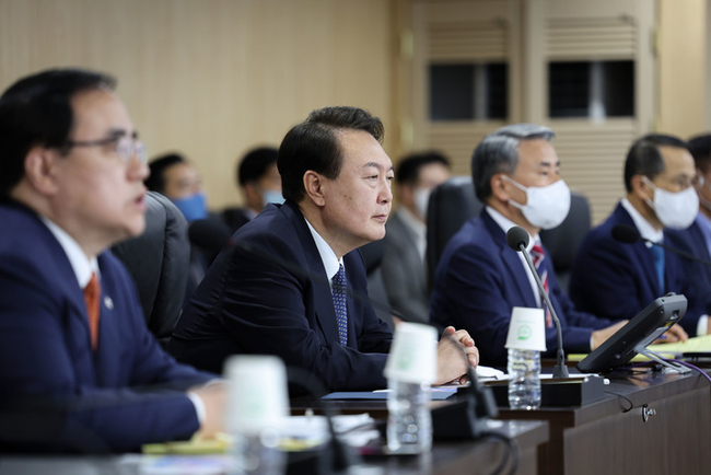 윤석열 대통령이 지난 4일 오전 서울 용산 대통령실 국가위기관리센터에서 북한의 중거리 탄도미사일 발사 관련 국가안전보장회의(NSC) 상임위원회에 임석해 있다. (사진=대통령실 제공)