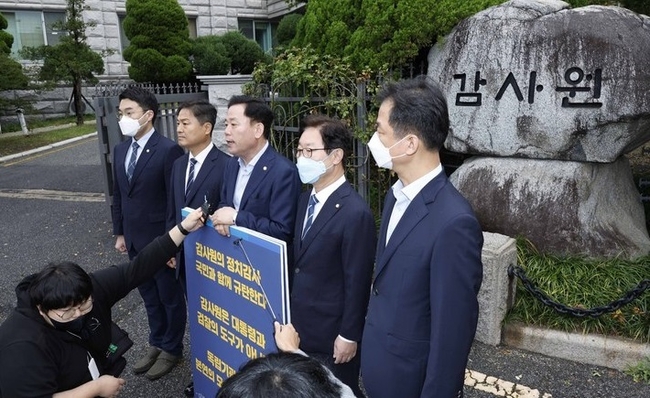 지난 4일 송갑석(왼쪽 세번째) 더불어민주당 윤석열 정부 정치탄압대책위원회 부위원장이 서울 종로구 감사원 앞에서 1인 피켓 시위 전 발언하고 있다.(사진=뉴시스 제공)