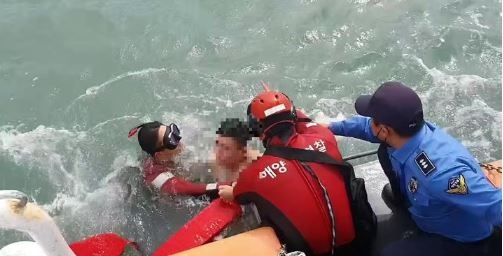 랑주의보가 발효된 1일 오후 제주 판포포구 해상에서 표류 중인 20대가 해경에 의해 구조되고 있다.(사진=제주해양경찰서 제공) 