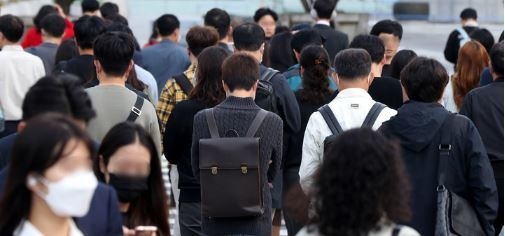 기온이 떨어져 쌀쌀한 날씨를 보인 5일 오전 서울 중구 세종대로사거리에서 몸을 웅크린 시민들이 출근을 하고 있다. (사진=뉴시스 제공)