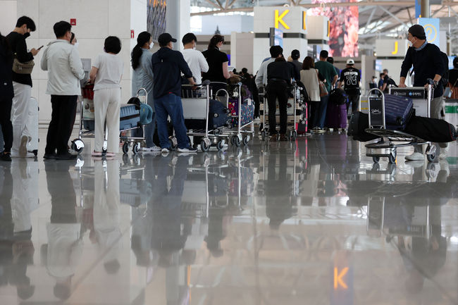 5일 오전 인천국제공항 제1여객터미널 출국장에서 이용객들이 탑승수속을 기다리고 있다. 이날 인천공항공사에 따르면 개천절 연휴인 지난 9월30일부터 이달 3일까지 나흘간 인천국제공항을 이용한 승객은 28만525명으로 일평균 7만131명으로 집계됐다. 코로나19 펜데믹(대유행) 이후 인천공항의 일일 이용객 수가 7만명을 넘어선 것은 지난 7월31일 기록한 7만234명 이후 두 달 만이다. (사진=뉴시스 제공)