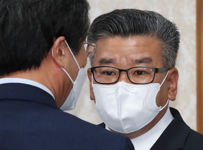 국무회의 참석하는 유병호 감사원 사무총장이 지난 5일 오전 서울 종로구 정부서울청사에서 세종-서울 영상으로 열린 국무회의에 참석하며 대화하고 있다. (사진=뉴시스 제공)