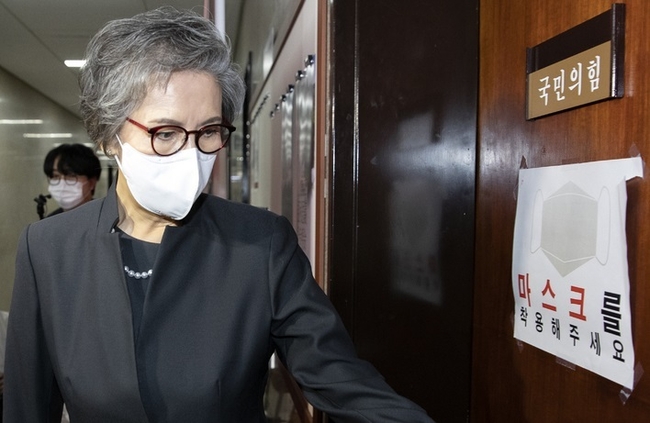 이양희 국민의힘 윤리위원장이 지난달 28일 오후 서울 여의도 국회에서 열린 윤리위원회에 참석하고 있다. (사진=뉴시스 제공)