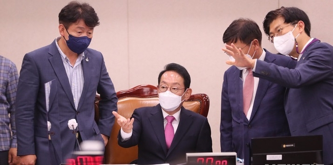 지난 4일 서울 여의도 국회에서 열린 대법원 등에 대한 법제사법위원회 국정감사에서 김도읍 법사위원장과 정점식 국민의힘 간사, 기동민 더불어민주당 간사(왼쪽), 조정훈 시대전환 대표(오른쪽)가 대화하고 있다.(사진=뉴시스 제공)