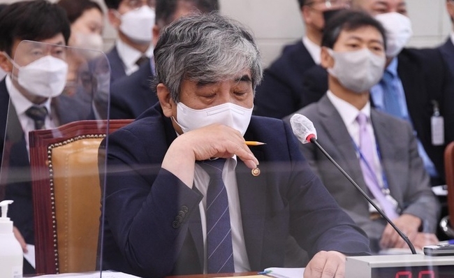 한상혁 방송통신위원회 위원장이 6일 서울 여의도 국회에서 열린 과학기술정보방송통신위원회의 국정감사에서 생각에 잠겨 있다. (사진=뉴시스 제공)
