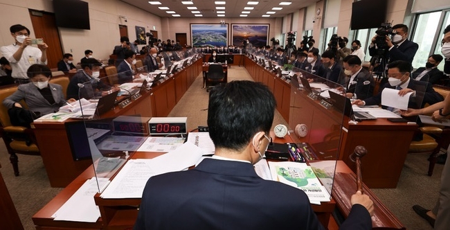 지난 4일 서울 여의도 국회에서 열린 국토교통위원회의 한국토지주택공사, 국토안전관리원, 주택관리공단, 건설기술교육원에 대한 국정감사에서 김민기 위원장이 의사봉을 두드리고 있다. (사진=뉴시스 제공)