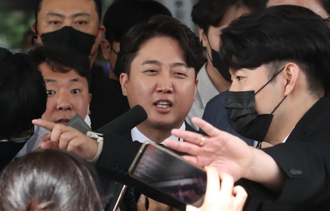이준석 국민의힘 전 대표가 지난달 28일 서울 양천구 서울남부지방법원에서 열린 국민의힘 당헌 효력 정지 가처분 심문을 마치고 법원을 나서며 취재진의 질문을 받고 있다. 서울남부지법 민사51부(황정수 수석부장판사)는 이날 이 전 대표가 국민의힘과 정진석 비대위원장 및 비대위원 6명을 상대로 낸 3∼5차 가처분 신청 사건을 심문했다.(사진=뉴시스 제공)