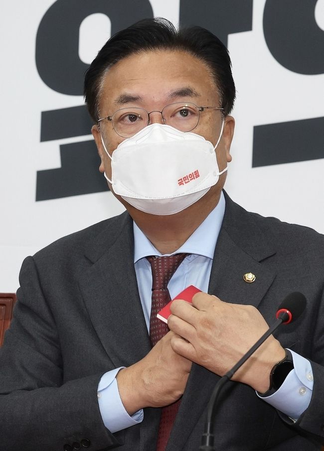  정진석 국민의힘 비상대책위원장이 6일 서울 여의도 국회에서 열린 비상대책위원회의에 참석하고 있다. (사진=뉴시스 제공)