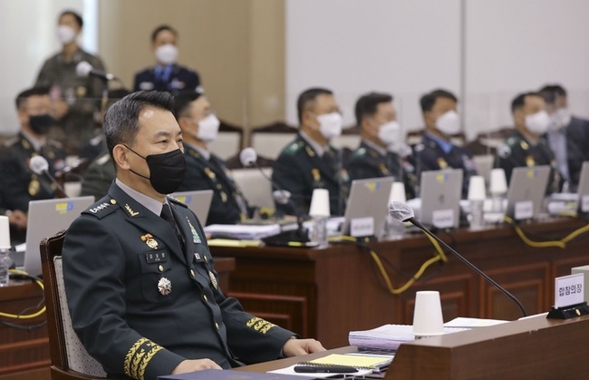 김승겸 합동참모본부 의장이 6일 서울 용산구 합동참모본부 청사에서 열린 국회 국방위원회의 합동참모본부 등의 국정감사 시작을 기다리고 있다.(사진=뉴시스 제공)