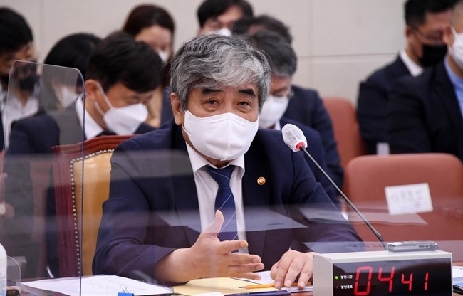 한상혁 방송통신위원회 위원장이 6일 서울 여의도 국회에서 열린 과학기술정보방송통신위원회의 국정감사에서 의원들의 질의에 답변하고 있다.(사진=뉴시스 제공)