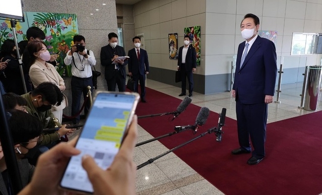 윤석열 대통령이 7일 서울 용산 대통령실 청사로 출근하며 취재진 질문에 답하고 있다. (사진=뉴시스 제공)