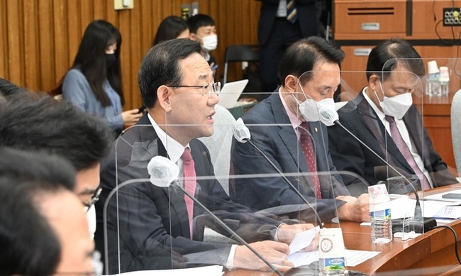 주호영 국민의힘 원내대표가 7일 국회에서 열린 국정감사대책회의에서 발언하고 있다.(사진=뉴시스 제공)