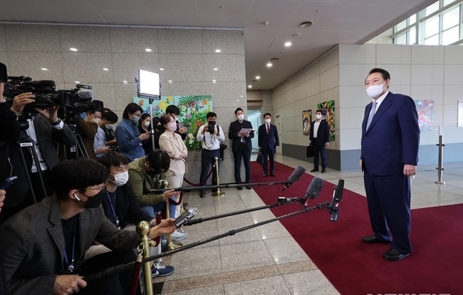  윤석열 대통령이 7일 서울 용산 대통령실 청사로 출근하며 취재진 질문에 답하고 있다. (사진=뉴시스 제공)