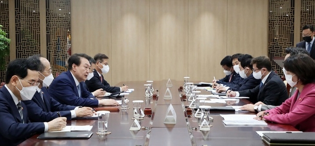 윤석열 대통령이 7일 서울 용산 대통령실 청사에서 열린 제10차 비상경제민생회의를 주재하고 있다. (사진=뉴시스 제공)