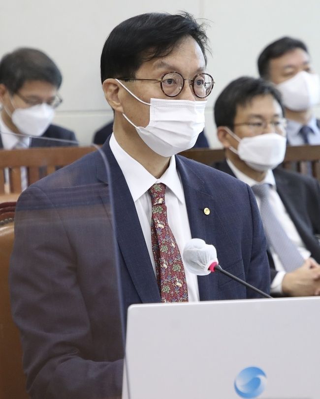  이창용 한국은행 총재가 7일 서울 여의도 국회 기획재정위원회에서 열린 한국은행에 대한 국정감사에 출석해 시작을 기다리고 있다.(사진=뉴시스 제공)