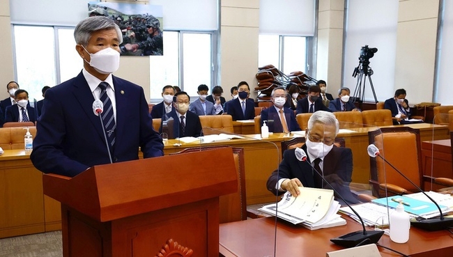 이기식 병무청장이 7일 서울 영등포구 국회에서 열린 국방위원회 5.18민주화운동 진상규명조사위원회와 병무청에 대한 국정감사에 참석해 업무보고를 하고 있다.(사진=뉴시스 제공)