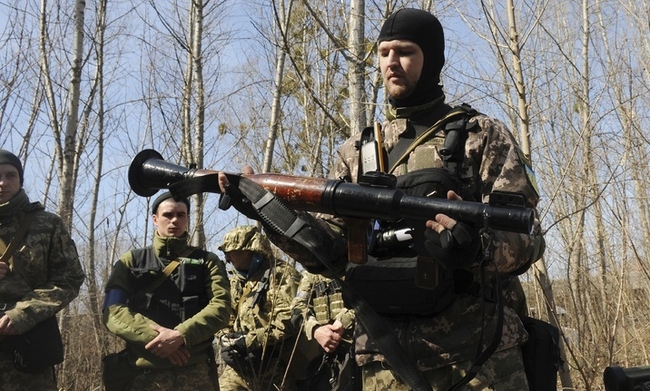 우크라이나군 병사가 지난 4월 동북부 하르키우 교외에서 소련제 대전차 로켓 RPG-7을 살펴보고 있다. (사진=뉴시스 제공)