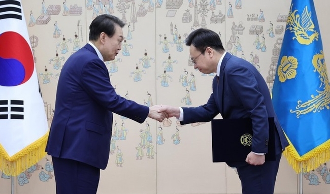  윤석열 대통령이 7일 오전 서울 용산 대통령실 청사에서 조규홍 보건복지부 장관에게 임명장을 수여한 뒤 악수하고 있다.(사진=뉴시스 제공)