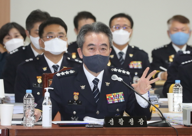 윤희근 경찰청장이 7일 오전 서울 서대문구 경찰청사에서 열린 국회 행정안전위원회의 경찰청, 도로교통공단 등에 대한 국정감사에서 위원들의 질의에 답변하고 있다. (공동취재사진)