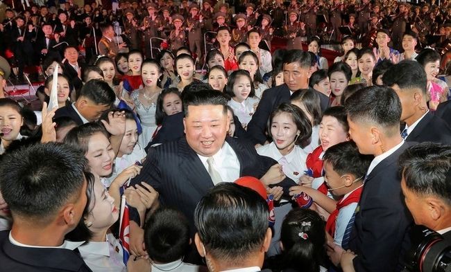 북한 조선중앙통신이 제공한 사진에 김정은 국무위원장이 8일 평양에서 북한 정권수립 74주년(9·9절)을 맞아 열린 경축행사에서 공연자들에게 둘러싸여 있다.