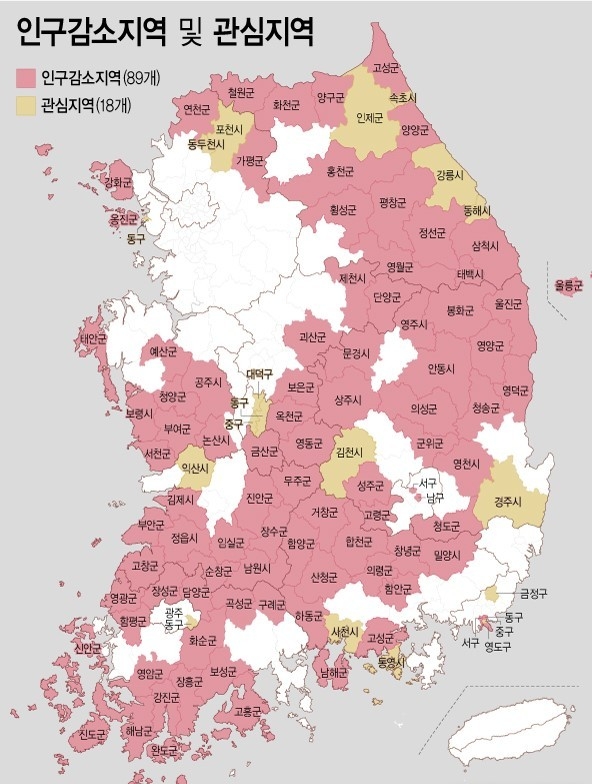  16일 행정안전부에 따르면 올해부터 2년간 충남 금산과 전남 신안, 경북 의성, 경남 함양 등 인구감소지역 4곳에 지방소멸대응기금 210억원씩 배분된다. 지방소멸대응기금은 올해부터 매년 10년간 정부출연금 1조원(2022년은 7500억원)씩 지원한다. (그래픽=전진우 기자) 
