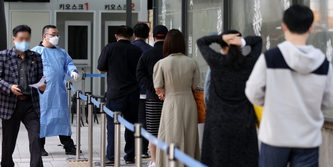 지난 5일 오후 서울 서초구보건소 선별진료소에서 시민들이 검사를 받기 위해 이동하고 있다. (사진=뉴시스)