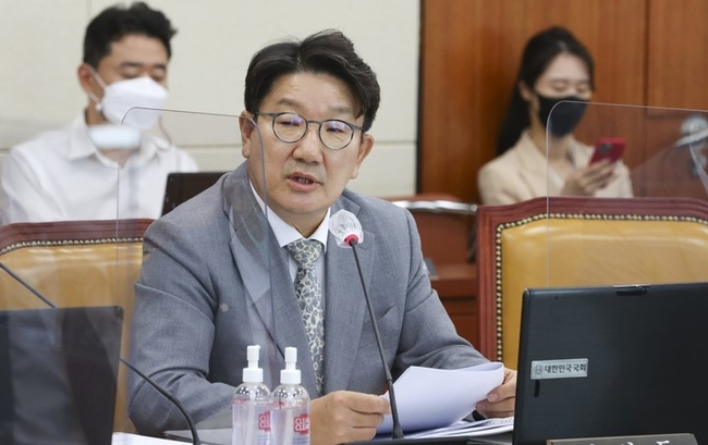 권성동 국민의힘 의원이 7일 서울 여의도 국회에서 열린 과학기술정보방송통신위원회의 원자력안전위원회, 한국원자력안전기술원, 원자력통제기술원, 한국원자력안전재단, 한국수력원자력에 대한 국정감사에서 김제남 원자력안전재단 이사장과 관련한 발언에 대해 신상발언을 하고 있다. (사진=뉴시스)
