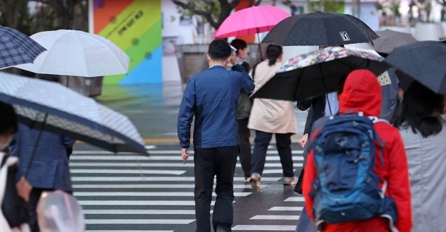 전국 곳곳에 비 소식과 함께 쌀쌀한 날씨가 이어지는 지난 6일 오후 서울 종로구 세종대로 인근에서 시민들이 우산을 쓰고 이동하고 있다. (사진=뉴시스)