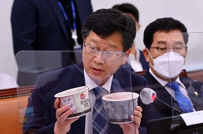 안호영 더불어민주당 의원이 지난 4일 국회에서 열린 농해수위 국정감사에서 질의하고 있다. (공동취재사진) 