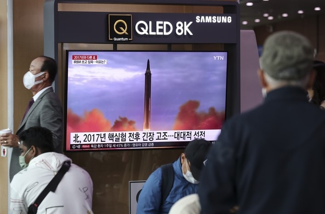 북한이 9일 새벽 동해상으로 단거리 탄도미사일(SRBM) 2발을 발사한 9일 오전 서울역 대합실에서 시민들이 뉴스를 시청하고 있다.