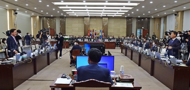 국회사진기자단 = 지난 6일 서울 용산구 합동참모본부 청사에서 열린 국회 국방위원회의 합동참모본부에 대한 국정감사에서 김기현(왼쪽) 국민의힘 의원과 김영배 더불어민주당 의원이 한·미·일 연합미사일방어훈련과 관련해 언쟁을 하고 있다.