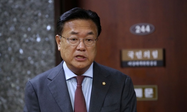 정진석 국민의힘 비상대책위원장이 지난 6일 서울 여의도 국회에서 비대위원장 직무집행 정지 가처분 기각과 관련해 입장을 말하고 있다. 법원은 이준석 국민의힘 전 대표가 낸 정진석 비대위 직무집행 정지 가처분 신청을 모두 기각 및 각하했다. (사진=뉴시스 제공)