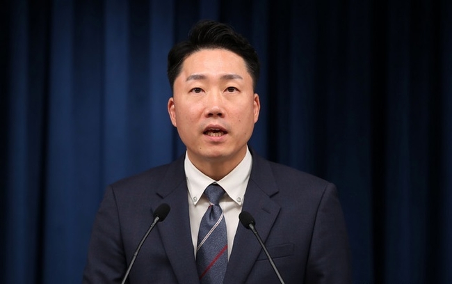  이재명 부대변인이 지난 4일 오후 서울 용산 대통령실 청사 브리핑룸에서 윤석열 대통령의 한·미 스타트업 서밋 및 K-브랜드 엑스포 참여 중소벤처기업 오찬 간담회 발언과 북의 탄도미사일에 따른 한·미·일 안보수장의 전화 통화 관련 브리핑을 하고 있다. (사진=뉴시스 제공)