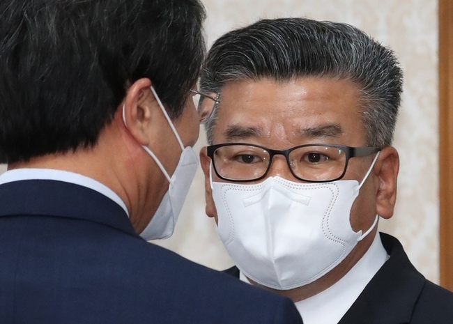 국무회의 참석하는 유병호 감사원 사무총장이 지난 5일 오전 서울 종로구 정부서울청사에서 세종-서울 영상으로 열린 국무회의에 참석하며 대화하고 있다. (사진=뉴시스 제공)