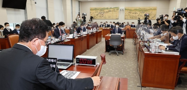  지난 4일 국회에서 열린 교육위원회의 교육부에 관한 국정감사에서 유기홍 교육위원장이 회의를 개회하고 있다.(사진=뉴시스 제공)