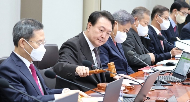 윤석열 대통령이 11일 서울 용산 대통령실 청사에서 열린 국무회의를 주재하고 있다.(사진=뉴시스 제공)