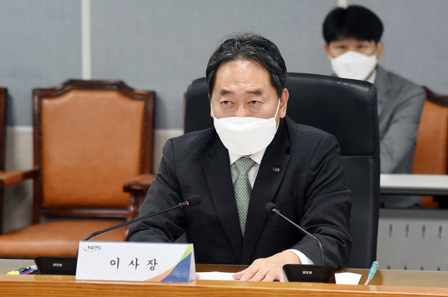 국민연금공단 신임 이사장이 지난 9월6일 취임 후 첫 일정으로 간부회의를 주재하고 있다. (사진=국민연금공단 제공)