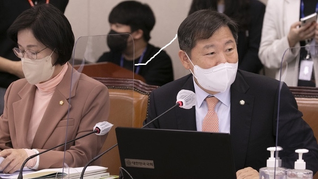 이철규 국민의힘 의원이 지난 4일 오전 서울 여의도 국회에서 열린 산업통상자원중소벤처기업위원회 국정감사에서 이창양 산업통상자원부 장관에게 문재인 정권 시절 태양광 발전과 관련된 질의를 하고 있다. (사진=뉴시스 제공)