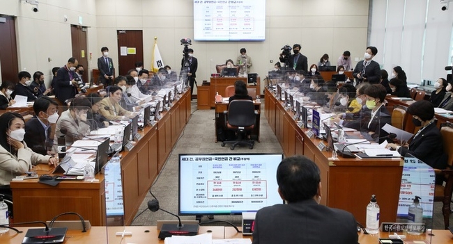 김태현 국민연금공단 이사장이 11일 서울 여의도 국회에서 열린 보건복지위원회의 국민연금공단과 한국사회보장정보원에 대한 국정감사에서 질의에 답변하고 있다.(사진=뉴시스 제공)