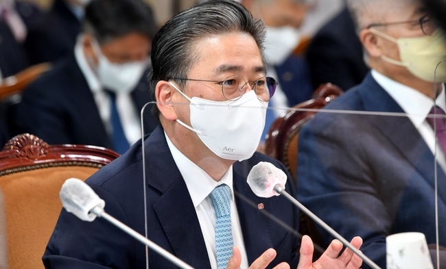 국회 산업통상자원중소벤처기업위원회 국정감사가 열린 11일 오전 전남 나주시 한국전력공사 본사에서 정승일 한국전력공사 사장이 질의에 답변하고 있다.(사진=뉴시스 제공)