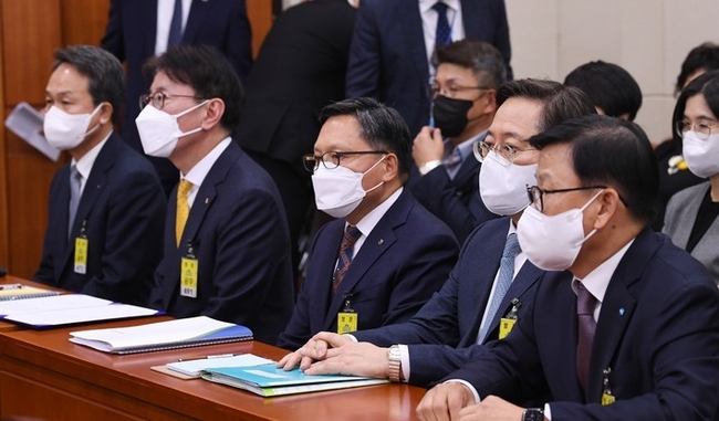 11일 서울 여의도 국회에서 열린 정무위원회의 금융감독원에 대한 국정감사에서 5대 은행장들이 증인으로 출석해 자리하고 있다. 진옥동(왼쪽부터) 신한은행장, 이재근 국민은행장, 임동순 농협은행 수석부행장, 박성호 하나은행장, 이원덕 우리은행장. (사진=뉴시스 제공)