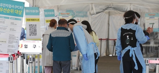  0시기준 코로나19 신규확진자수가 1만5476명 발생한 11일 서울 중구보건소 서울역 임시선별검사소에서 시민들이 검사를 받기 위해 기다리고 있다.(사진=뉴시스 제공)