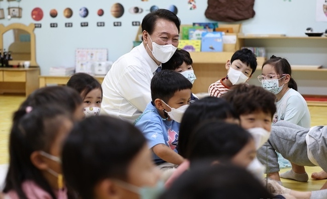 윤석열 대통령이 27일 세종 도담동 아이누리 어린이집을 방문해 이야기 할머니 프로그램을 참관하고 있다. (사진=대통령실 제공)