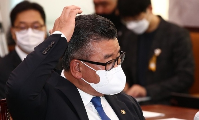 유병호 감사원 사무총장이 11일 국회 법제사법위원회에서 열린 감사원에 대한 국정감사에 참석해 머리를 만지고 있다.(사진=뉴시스 제공)