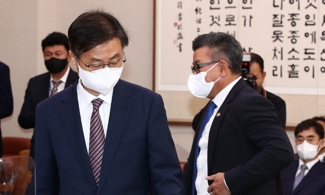 최재해 감사원장과 유병호 감사원 사무총장이 11일 국회 법제사법위원회에서 열린 감사원에 대한 국정감사에 참석하고 있다.(사진=뉴시스 제공)