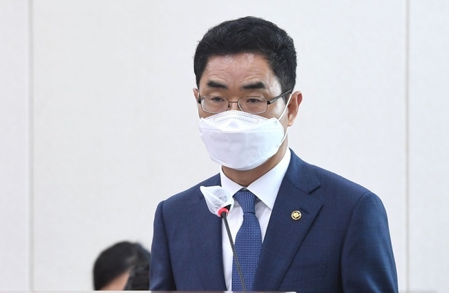 김창기 국세청장이 서울 여의도 국회에서 열린 기획재정위원회 전체회의에서 제안설명을 하는 모습.(사진=뉴시스 제공)