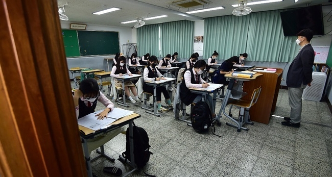 12일 오전 대구 중구 신명고등학교에서 3학년 수험생들이 전국연합학력평가를 치르고 있다. (사진=뉴시스 제공)