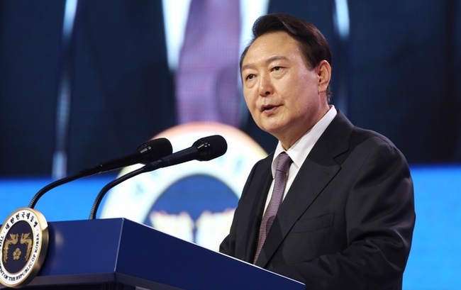  윤석열 대통령이 12일 대전 유성구 대전컨벤션센터에서 열린 세계지방정부연합(UCLG) 총회 개회식에서 축사하고 있다. (사진=뉴시스 제공)